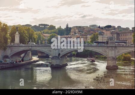 Ponte Vittorio Emanuele II, un pont traversant le Tibre reliant le centre historique de Rome et la piazza Paoli près de la Cité du Vatican à Rome, en Italie Banque D'Images