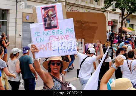 Marseille, France. 24 juillet 2021. Les activistes tiennent des pancartes lors de la manifestation contre la carte de santé à Marseille. Selon le gouvernement, des milliers de personnes manifestent contre un projet de loi qui doit être voté pour étendre la carte d'accès aux restaurants, aux centres commerciaux et au personnel hospitalier afin de contenir la propagation du virus Covid-19. Crédit : SOPA Images Limited/Alamy Live News Banque D'Images