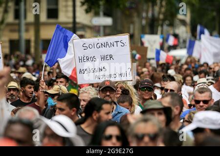 Marseille, France. 24 juillet 2021. Un activiste tient un écriteau lors de la manifestation contre la carte de santé à Marseille. Selon le gouvernement, des milliers de personnes manifestent contre un projet de loi qui doit être voté pour étendre la carte d'accès aux restaurants, aux centres commerciaux et au personnel hospitalier afin de contenir la propagation du virus Covid-19. (Photo de Denis Taust/SOPA Images/Sipa USA) crédit: SIPA USA/Alay Live News Banque D'Images