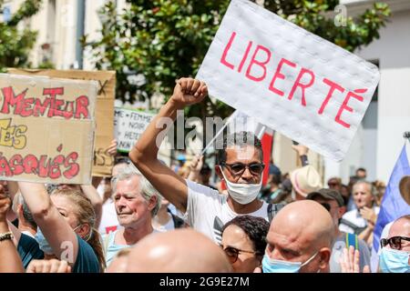 Marseille, France. 24 juillet 2021. Les activistes tiennent des pancartes lors de la manifestation contre la carte de santé à Marseille. Selon le gouvernement, des milliers de personnes manifestent contre un projet de loi qui doit être voté pour étendre la carte d'accès aux restaurants, aux centres commerciaux et au personnel hospitalier afin de contenir la propagation du virus Covid-19. (Photo de Denis Taust/SOPA Images/Sipa USA) crédit: SIPA USA/Alay Live News Banque D'Images