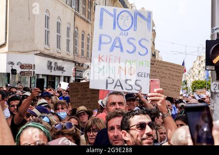 Marseille, France. 24 juillet 2021. Un activiste tient un écriteau lors de la manifestation contre la carte de santé à Marseille. Selon le gouvernement, des milliers de personnes manifestent contre un projet de loi qui doit être voté pour étendre la carte d'accès aux restaurants, aux centres commerciaux et au personnel hospitalier afin de contenir la propagation du virus Covid-19. (Photo de Denis Taust/SOPA Images/Sipa USA) crédit: SIPA USA/Alay Live News Banque D'Images