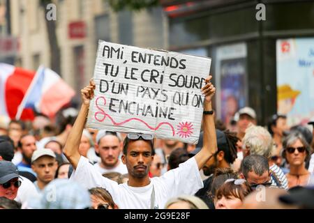 Marseille, France. 24 juillet 2021. Un activiste tient un écriteau lors de la manifestation contre la carte de santé à Marseille. Selon le gouvernement, des milliers de personnes manifestent contre un projet de loi qui doit être voté pour étendre la carte d'accès aux restaurants, aux centres commerciaux et au personnel hospitalier afin de contenir la propagation du virus Covid-19. (Photo de Denis Taust/SOPA Images/Sipa USA) crédit: SIPA USA/Alay Live News Banque D'Images