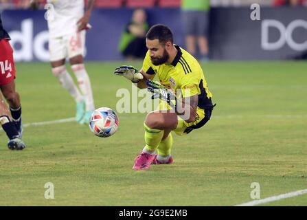 Washington, États-Unis. 25 juillet 2021. Carlos Coronel (13), gardien de but des Red Bulls de New York, rebondit sur un coup franc de D.C. United dans la seconde moitié à Audi Field à Washington, DC, le dimanche 25 juillet 2021. United a battu les Red Bulls 1-0. (Photo par Chuck Myers/Sipa USA) crédit: SIPA USA/Alay Live News Banque D'Images