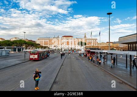 Le bus s'arrête sur la Piazza dei Cinquecento, en face de Roma Termini, la gare principale et le centre principal des transports en commun de Rome en Italie Banque D'Images