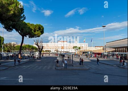 Le bus s'arrête sur la Piazza dei Cinquecento, en face de Roma Termini, la gare principale et le centre principal des transports en commun de Rome en Italie Banque D'Images