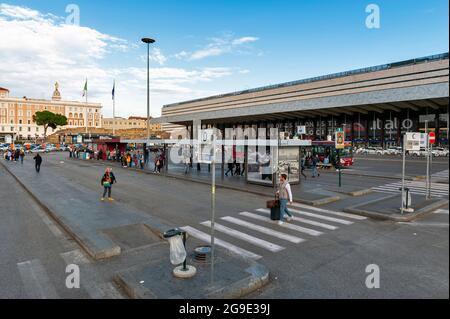 Le bus s'arrête sur la Piazza dei Cinquecento, en face de Roma Termini, la gare principale et le centre principal des transports en commun de Rome en Italie Banque D'Images