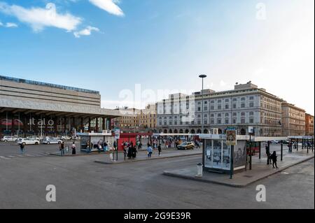 Le bus s'arrête sur la Piazza dei Cinquecento, en face de Roma Termini, la gare principale et le centre principal des transports en commun de Rome en Italie Banque D'Images