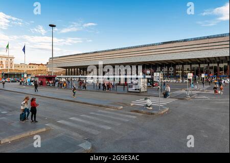 Le bus s'arrête sur la Piazza dei Cinquecento, en face de Roma Termini, la gare principale et le centre principal des transports en commun de Rome en Italie Banque D'Images