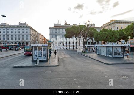 Le bus s'arrête sur la Piazza dei Cinquecento, en face de Roma Termini, la gare principale et le centre principal des transports en commun de Rome en Italie Banque D'Images