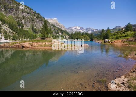 Vue sur Devero alp et le lac Codelago dans un beau jour de saison d'été avec le ciel bleu en arrière-plan, Piémont - Italie Banque D'Images