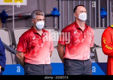 Tokyo, Japon. 26 juillet 2021. TOKYO, JAPON - JUILLET 26 : arbitre Alessandro Severo (ITA), arbitre Dion Willis (RSA) lors du tournoi de water-polo olympique de Tokyo 2020 les femmes de l'équipe des États-Unis et de l'équipe de la Chine au centre de tatouage Waterpolo le 26 juillet 2021 à Tokyo, Japon (photo de Marcel ter Bals/Orange Pictures) crédit : Orange pics BV/Alay Live News Banque D'Images