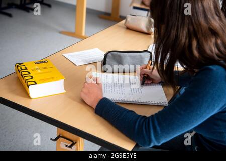 Baltrum, Allemagne. 24 juin 2021. Un élève apprend dans une salle de classe de l'école de l'île Baltrum. Credit: Sina Schuldt/dpa/Alay Live News Banque D'Images