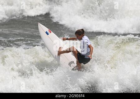 Chiba, Japon. 26 juillet 2021. Pauline ADO de France participe à Tokyo 2020 femmes ronde 3 chaleur de surf à la plage de surf de Tsurigasaki dans la préfecture de Chiba, Japon, le 26 juillet 2021. Credit: Du Yu/Xinhua/Alay Live News Banque D'Images