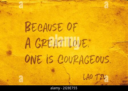 En raison d'un grand amour, on est courageux - l'ancien philosophe chinois Lao Tzu citation imprimée sur papier jaune grunge Banque D'Images