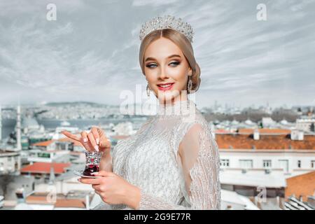 Jolie mariée serbe marchant dans les rues de Turquie Banque D'Images