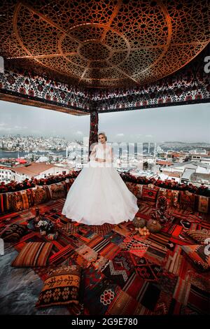 Belle mariée marchant dans les rues de Turquie Banque D'Images