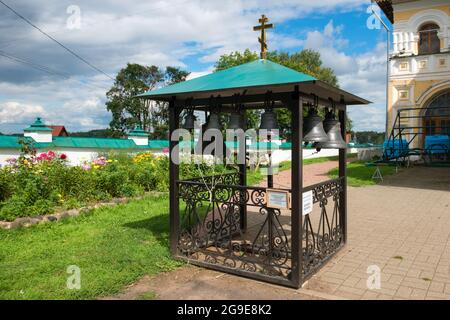 Clocher près de la cathédrale de la Résurrection du Christ dans la ville de Tutaev, Russie Banque D'Images
