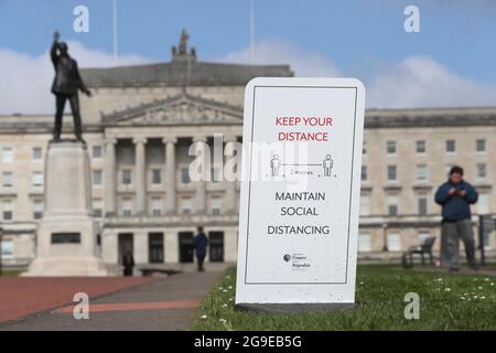 Photo de dossier datée du 01/04/21 d'un signe social de distanciation dans le domaine de Stormont à Belfast. Les ministres de Stormont se réuniront plus tard pour étudier d'autres relaxations de Covid-19 pour l'Irlande du Nord et discuteront des moyens de s'attaquer aux listes d'attente en pleine spirale de la santé dans la région. Date de publication : lundi 26 juillet 2021. Banque D'Images