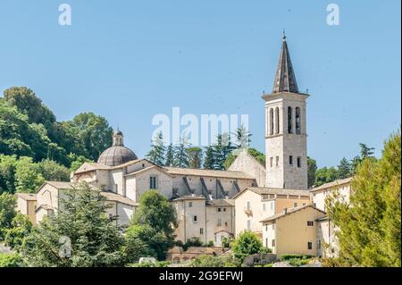 Belle vue latérale du Duomo de Spoleto, Italie, par une journée ensoleillée Banque D'Images