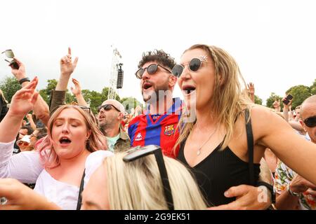 Sheffield, Royaume-Uni. 25 juillet 2021. Les amateurs de festival apprécient la musique pendant la troisième journée du festival de tramway à Sheffield, Royaume-Uni, le 7/25/2021. (Photo par Isaac Parkin/News Images/Sipa USA) crédit: SIPA USA/Alay Live News Banque D'Images