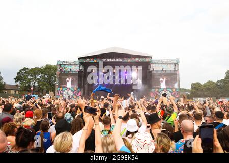 Sheffield, Royaume-Uni. 25 juillet 2021. Les amateurs de festival apprécient la musique pendant la troisième journée du festival de tramway à Sheffield, Royaume-Uni, le 7/25/2021. (Photo par Isaac Parkin/News Images/Sipa USA) crédit: SIPA USA/Alay Live News Banque D'Images