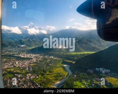 Vue aérienne de Pokhara, de la chaîne Annapurna et de Machapuchara - 'Fish Tail Mountain, Népal Banque D'Images