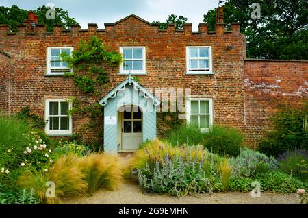 Les Jardiniers chalet au jardin de roses fortifiée Hall Wynyard Tees Valley England UK en été Banque D'Images