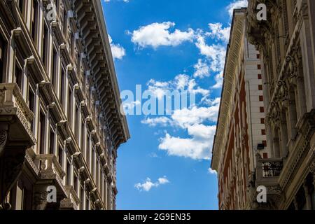 Vue sur l'architecture de Trieste dans le centre-ville en une journée ensoleillée Banque D'Images