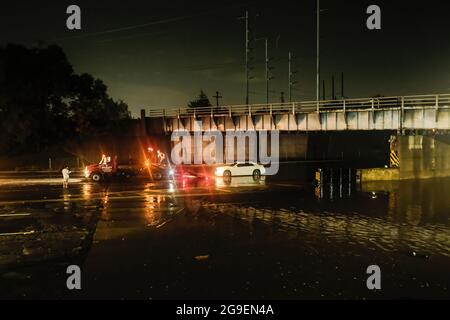 Detroit, États-Unis. 24 juillet 2021. Les voitures sont coincées dans les eaux de crue après une violente tempête qui a provoqué des inondations soudaines sur les routes principales de Detroit. De graves tempêtes dans le sud-est du Michigan ont causé des dommages importants et des inondations importantes dans certaines parties de Detroit et les régions avoisinantes pour la troisième fois en un mois. Plusieurs autoroutes ont été fermées en raison des eaux de crue et les résidents ont signalé une tornade qui endommagerait une partie de Armada, Michigan. Crédit : SOPA Images Limited/Alamy Live News Banque D'Images