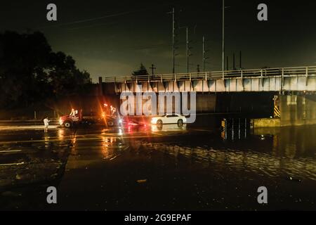 Detroit, États-Unis. 24 juillet 2021. Les voitures sont coincées dans les eaux de crue après une violente tempête qui a provoqué des inondations soudaines sur les routes principales de Detroit. De graves tempêtes dans le sud-est du Michigan ont causé des dommages importants et des inondations importantes dans certaines parties de Detroit et les régions avoisinantes pour la troisième fois en un mois. Plusieurs autoroutes ont été fermées en raison des eaux de crue et les résidents ont signalé une tornade qui endommagerait une partie de Armada, Michigan. (Photo par Matthew Hatcher/SOPA Images/Sipa USA) crédit: SIPA USA/Alay Live News Banque D'Images