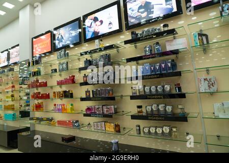 Batumi, Géorgie - 28 avril 2021 : à l'intérieur d'un magasin de cosmétiques Banque D'Images