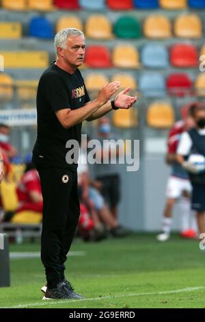 Frosinone, Italie. 25 juillet 2021. Frosinone, Italie juillet 25 2021. José Mourinho pendant le match amical entre AS Roma et DVSC au Stadio Benito Stirpe. (Photo de Giuseppe Fama/Pacific Press/Sipa USA) crédit: SIPA USA/Alay Live News Banque D'Images