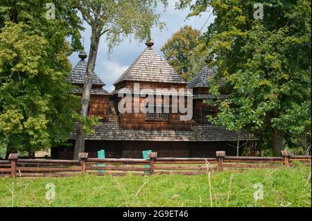 Église en bois à Smolnik, site de l'UNESCO dans les montagnes de Bieszczady Banque D'Images