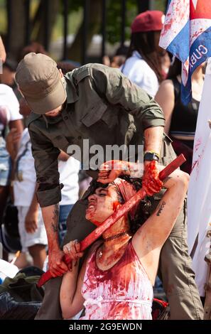 Washington, DC, Etats-Unis, 25 juillet 2021. Photo : SOS Cuba manifestants à la Maison Blanche une grande scène de répression représentative à Cuba. Cette partie du tableau vivant représente un garde qui a agressé un prisonnier. Les manifestants de SOS Cuba veulent que Biden et les États-Unis interviennent militairement et destitue le président Miguel Diaz. Crédit : Allison Bailey / Alamy Live News Banque D'Images