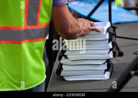 Washington, DC, Etats-Unis, 25 juillet 2021. En photo : une pétition signée par près de 30,000 personnes demandant à Biden de mettre fin au blocus américain de Cuba est présentée sur scène lors d'un rassemblement accueillant Puentes de Amor (ponts d'amour) à DC. Les marcheurs de Puentes de Amor ont parcouru 1300 kilomètres de Miami à DC pour protester contre le blocus et livrer la pétition. Crédit : Allison Bailey / Alamy Live News Banque D'Images