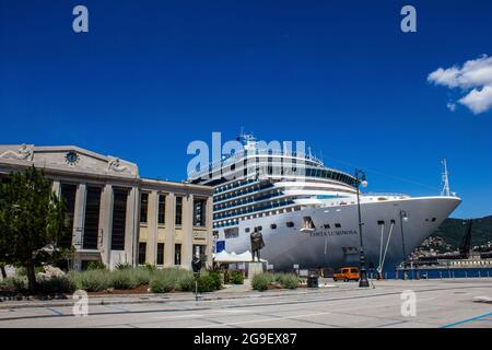 Trieste, Italie - 16 juillet 2017: Vue du bateau de croisière Costa Luminosa dans le port de Trieste par une journée ensoleillée Banque D'Images