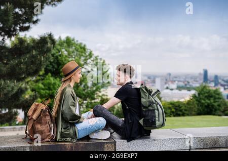 Jeunes voyageurs en couple avec carte dans la ville sur les vacances, repos et planification. Banque D'Images