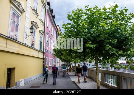 Ljubljana, Slovénie - 15 juillet 2017 : vue sur les personnes marchant au bord de la rivière dans le centre-ville de Ljubljana, par une journée ensoleillée Banque D'Images