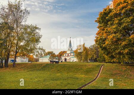 Vue sur le complexe architectural de Kolomenskoye le jour de l'automne. Moscou. Russie Banque D'Images