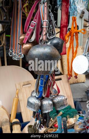 colliers, laisse et cloches pour bovins et moutons. cloches faites à la main pour taureaux et vaches. Banque D'Images