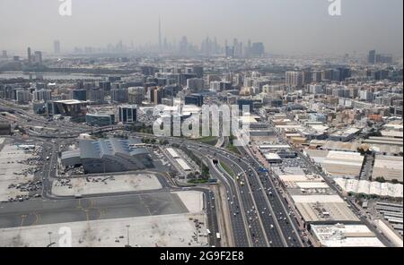 Vue aérienne de Dubaï et de l'aéroport international lors d'une journée en véhicule Banque D'Images