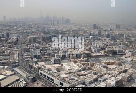 Vue aérienne de Dubaï et de l'aéroport international lors d'une journée en véhicule Banque D'Images