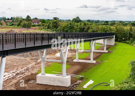 Un nouveau pont à vélo et à pied au-dessus de Broomhall Way, route de liaison sud (A4440) à Worcester, empiète sur les terres de la ceinture verte. Banque D'Images