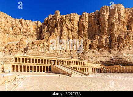 Temple mortuaire de Hatshepsut dans les rochers, désert de Nubie, Louxor, Égypte Banque D'Images
