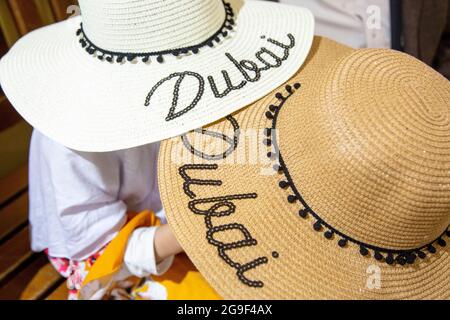 Deux jeunes fashionistas portant des chapeaux de Dubaï pendant leurs vacances aux Émirats Arabes Unis. Banque D'Images