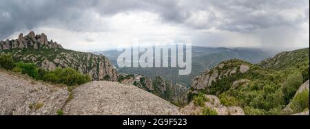 Vue panoramique à grand angle vers le nord-est avec l'abbaye de Montserrat et la vallée de la rivière Llobregat qui la traverse de Serra llarga, Barcelone, Catalogne, Banque D'Images