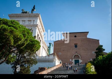 Façade de la basilique Santa Maria à Aracoeli, église de Rome avec escalier d'Ara Coeli derrière Vittoriano sur la colline Capitoline à Rome, Italie Banque D'Images