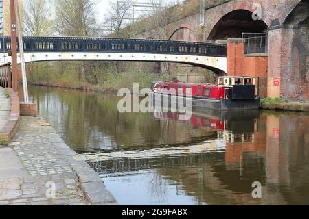 Canaux de Manchester, Royaume-Uni. Quartier historique de Castlefield, canal avec bateaux étroits. Banque D'Images
