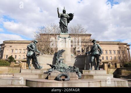 LIVERPOOL, Royaume-Uni - 20 AVRIL 2013 : monument du King's Regiment, par Goscombe John (1905) dans les jardins de Saint John's à Liverpool. Banque D'Images