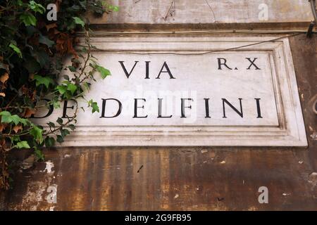 Détails de Rome. Via de Delfini - ancien panneau de nom de rue à Rome, Italie. District de Campitelli (Rione Campitelli). Banque D'Images